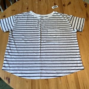 (Bin 7)  Old navy *nwt* soft tee shirt with pocket -L